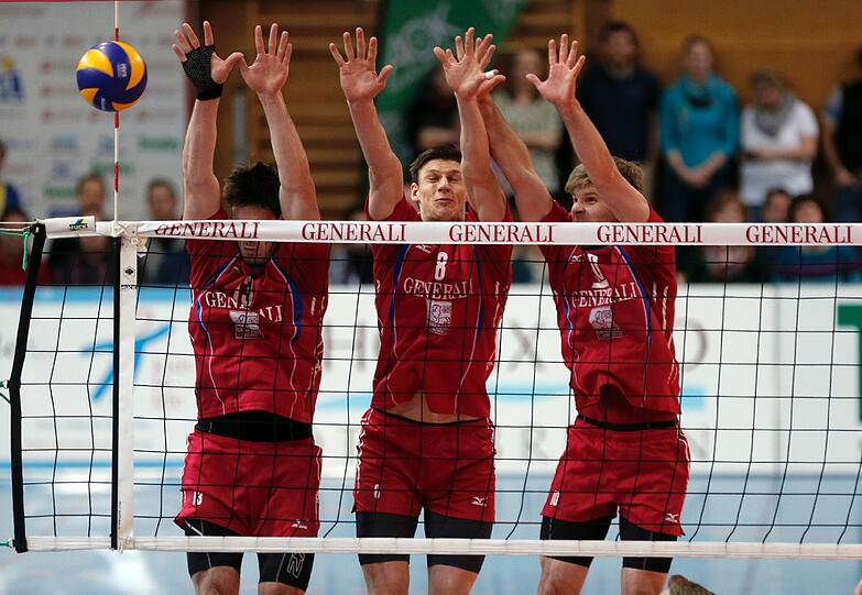 Strecken sich nach einem neuen Sponsor: Die Volleyballer aus Haching.