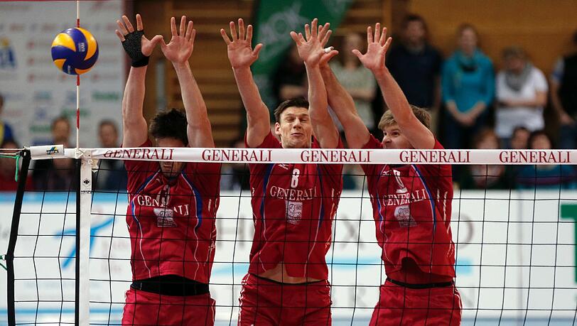 Strecken sich nach einem neuen Sponsor: Die Volleyballer aus Haching. Strecken sich nach einem neuen Sponsor: Die Volleyballer aus Haching.