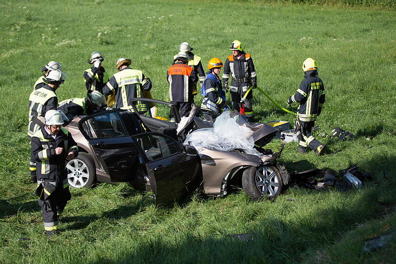 Bei Rabenden ist der Fahrer eines Mercedes beim Überholen frontal in einen BMW gekracht. Die Bilder