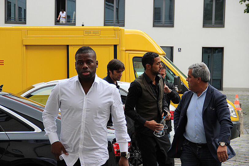 Die ersten Bilder von der Ankunft beim Medizincheck. Der AZ-Reporter hat Mehdi Benatia vor der Praxis von Dr. Müller-Wohlfahrt geknipst.