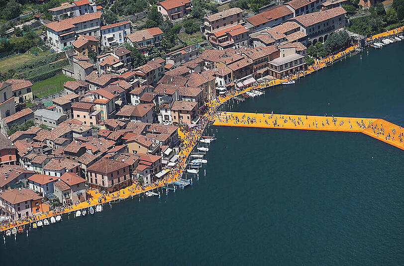 Christos Mammut-Installation "Floating Piers" ist fertig. Die beeindruckenden Bilder.