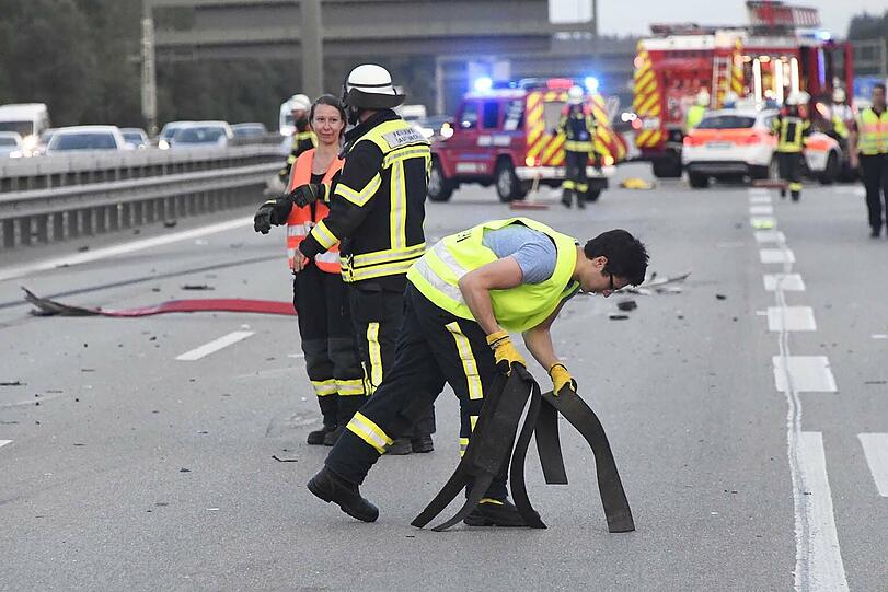 Vom Aufprallpunkt bis zum Stillstand der Wracks lagen auf knapp 200 Meter zahllose Trümmerteile verteilt.