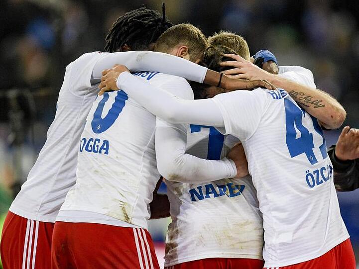 Die Spieler des HSV bejubeln den Treffer zum 1:0 gegen die SpVgg Greuther _Fürth.