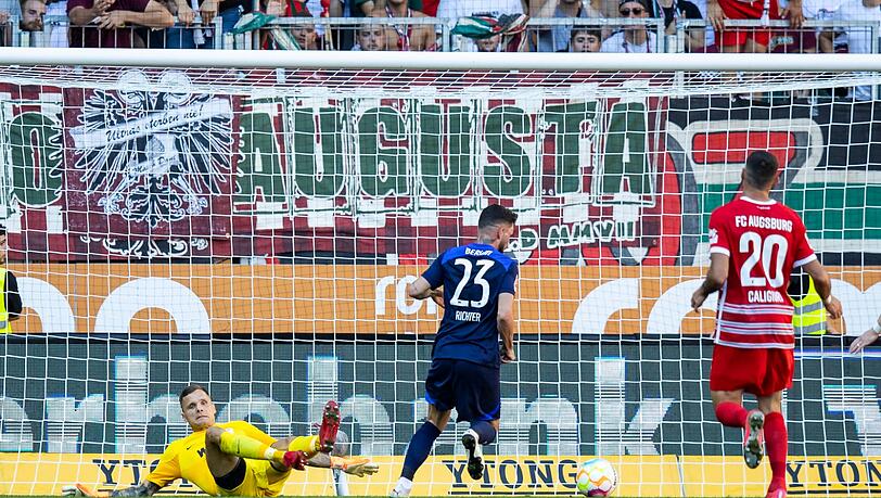 Herthas Marco Richter (M) trifft zum 2:0 gegen Augsburgs Torwart Rafal Gikiewicz (l).