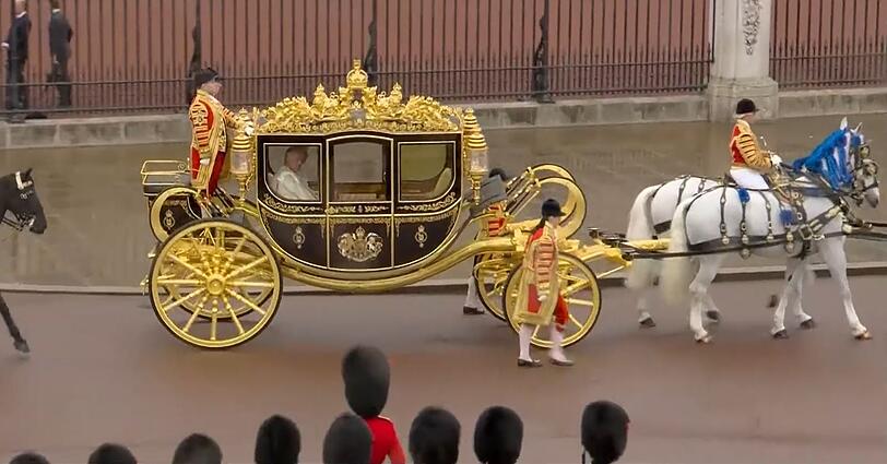 König Charles hat sich auf den Weg zur Westminster Abbey gemacht.