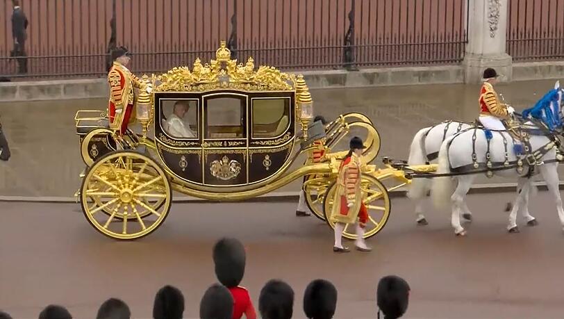 König Charles hat sich auf den Weg zur Westminster Abbey gemacht. König Charles hat sich auf den Weg zur Westminster Abbey gemacht.