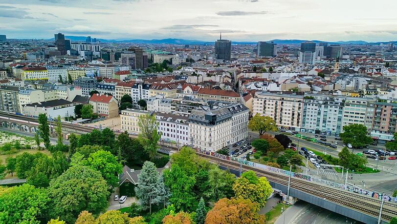 Österreichs Hauptstadt Wien soll für Reisende aus Innsbruck schneller erreichbar sein können, schlägt Tirols Landesverkehrsrat René Zumtobel vor – durch eine Abzweigung auf bayerischem Gebiet.
