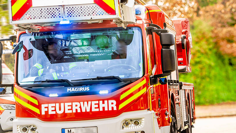 Die Feuerwehr ist vor Ort, die Polizei hat ein Unfallkommando entsandt. (Symbolbild) Die Feuerwehr ist vor Ort, die Polizei hat ein Unfallkommando entsandt. (Symbolbild)