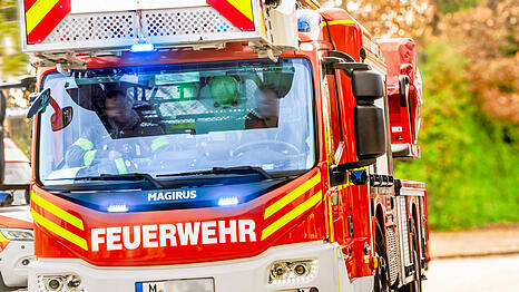 Die Feuerwehr ist vor Ort, die Polizei hat ein Unfallkommando entsandt. (Symbolbild)