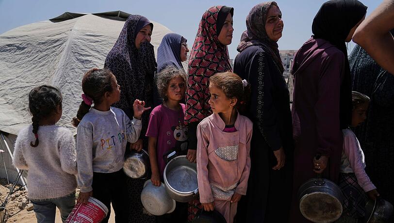 Erstmals seit Aufhebung der israelischen Blockade erreichen Hilfslieferungen einige Palästinenser im Gazastreifen. Erstmals seit Aufhebung der israelischen Blockade erreichen Hilfslieferungen einige Palästinenser im Gazastreifen.