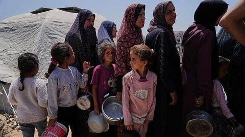 Erstmals seit Aufhebung der israelischen Blockade erreichen Hilfslieferungen einige Palästinenser im Gazastreifen.