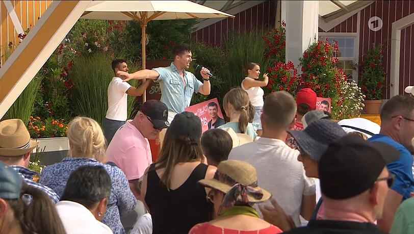 Julian David begeisterte das "Immer wieder sonntags"-Publikum mit seinem Song "Anders als man liebt". Julian David begeisterte das "Immer wieder sonntags"-Publikum mit seinem Song "Anders als man liebt".
