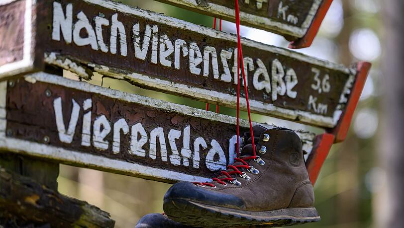 Das Image des Wanderns hat sich einer Studie zufolge seit den 1990er Jahren "von einer eher betulichen zu einer Lifestyle-orientierten Freizeitaktivität" gewandelt. Das Image des Wanderns hat sich einer Studie zufolge seit den 1990er Jahren "von einer eher betulichen zu einer Lifestyle-orientierten Freizeitaktivität" gewandelt.