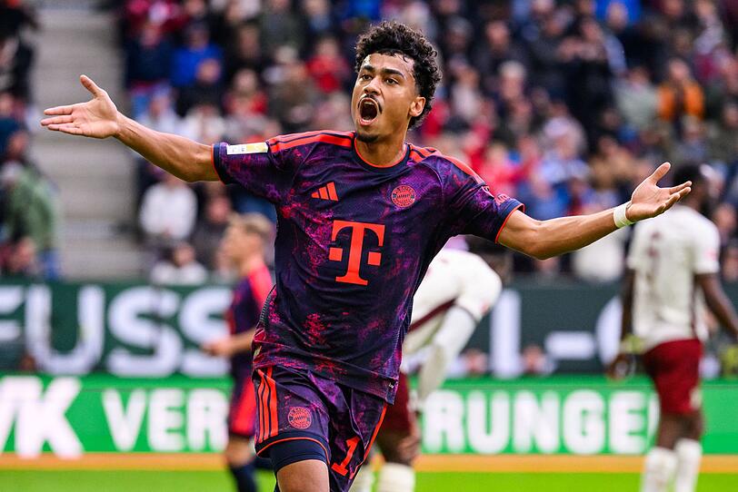 Bayerns Nationalspieler Nathaniel Brown jubelt über das Tor zum 2:2 in Augsburg. Bayerns Nationalspieler Nathaniel Brown jubelt über das Tor zum 2:2 in Augsburg.