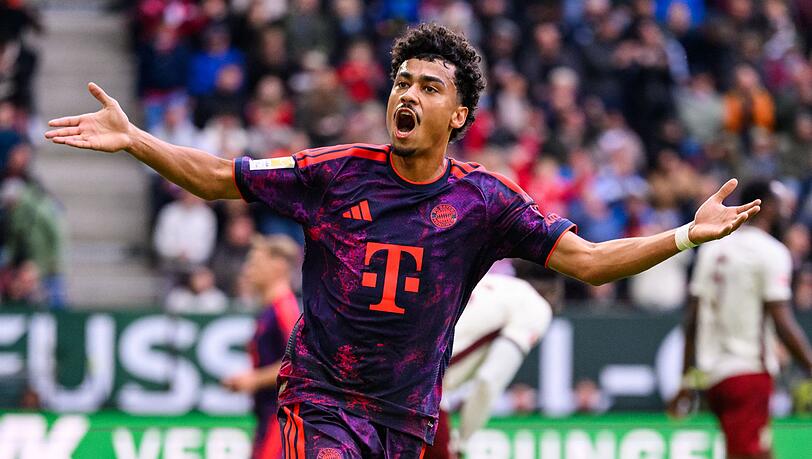 Bayerns Nationalspieler Nathaniel Brown jubelt über das Tor zum 2:2 in Augsburg. Bayerns Nationalspieler Nathaniel Brown jubelt über das Tor zum 2:2 in Augsburg.