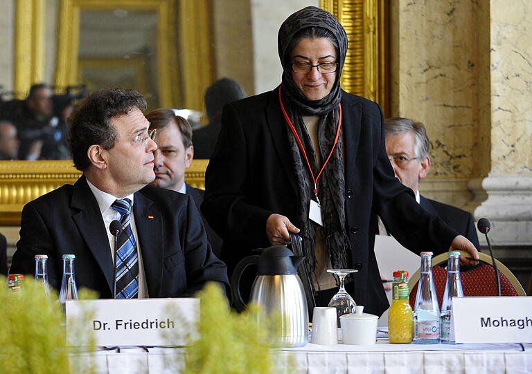 Bundesinnenminister Friedrich (CSU) begegnet auf der Deutschen Islamkonferenz der islamischen Theologin Hamideh Mohagheghi.