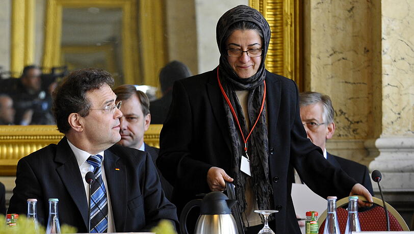 Bundesinnenminister Friedrich (CSU) begegnet auf der Deutschen Islamkonferenz der islamischen Theologin Hamideh Mohagheghi. Bundesinnenminister Friedrich (CSU) begegnet auf der Deutschen Islamkonferenz der islamischen Theologin Hamideh Mohagheghi.