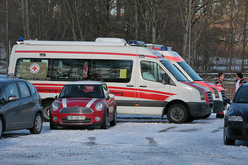 Aufruhr in Grafing: An einem Gymnasium gingen mehrere Bombendrohungen ein. Das Gebäude und die nähere Umgebung wurden am Montagvormittag evakuiert, Polizei und Feuerwehr suchten mit einem Spürhund nach einer möglichen Sprengstoffladung.