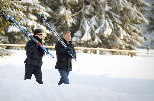 Bundespräsident Christian Wulff und Ehefrau Bettina: in Langlaufausrüstung beim Kurzurlaub im Thüringer Wald.