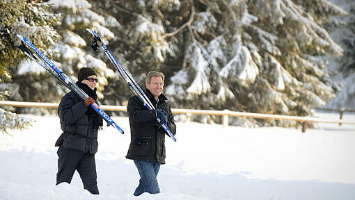 Bundespräsident Christian Wulff und Ehefrau Bettina: in Langlaufausrüstung beim Kurzurlaub im Thüringer Wald. Bundespräsident Christian Wulff und Ehefrau Bettina: in Langlaufausrüstung beim Kurzurlaub im Thüringer Wald.