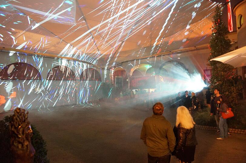 Lange Nacht der Museen hier Lichtinstallation im Innenhof vom Künstlerhaus am Lenbachplatz.