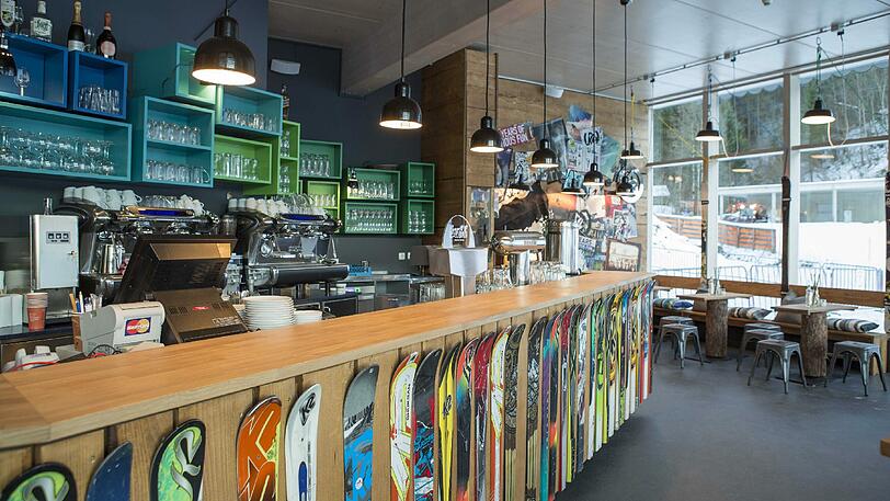 Nach der Abfahrt geht es für einen stylischen Boxenstopp in die Skihütte &bdquo;Kandahar 2&ldquo;, die direkt an der Talstation der Kreuzeckbahn liegt.