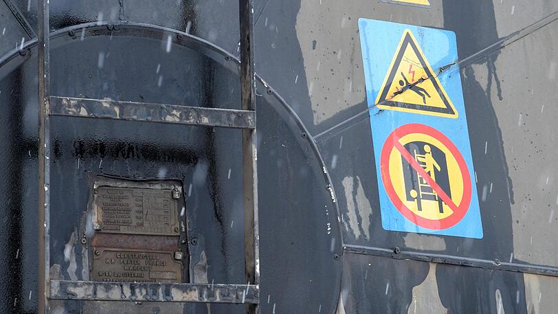 Am Morgen nach dem tödlichen Unfall: der Güterwaggon steht auf einem Gleis im Bahnhof St. Johann.