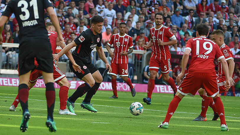 Sebastian Rudy, Note 3:
Hatte vor allem in der ersten Hälfte sehr mit dem Pressing der Frankfurter zu kämpfen und brachte seine Nebenleute einige Male mit unsauberen Pässen in Bedrängnis. Steigerte sich im Laufe des Spiels jedoch und legte in der 75. Minute stark für Wagner auf.