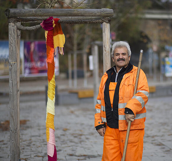 Seit Mittwoch ist Untergiesing ein bisschen bunter - dank der gestrickten Kunstaktion "BunterGiesing".