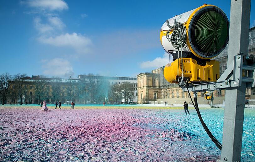 Farbige Winterlandschaft vor der Alten Pinakothek: Seit Montagmittag versprühen die Schneekanonen eingefärbten Schnee.