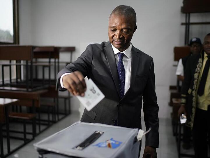 Der Kandidat der regierenden Partei, Emmanuel Ramazani Shadary, gibt seine Stimme ab.