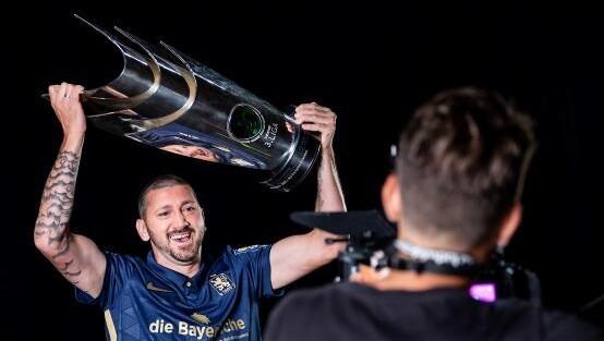 Jubelpose mit dem Meister-Pokal: Sascha Mölders. Jubelpose mit dem Meister-Pokal: Sascha Mölders.