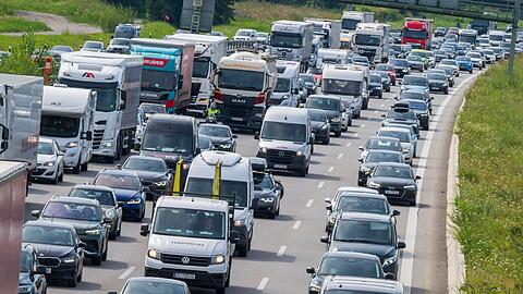 Mit Beginn der Herbstferien in Bayern und Baden-Württemberg kann es nach Einschätzung des ADAC voll auf den Autobahnen werden. Welche Strecken in Deutschland und Österreich betroffen sein sollen, erfahren Sie hier. (Archivfoto)