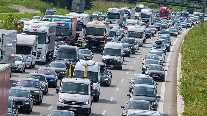 Mit Beginn der Herbstferien in Bayern und Baden-Württemberg kann es nach Einschätzung des ADAC voll auf den Autobahnen werden. Welche Strecken in Deutschland und Österreich betroffen sein sollen, erfahren Sie hier. (Archivfoto)