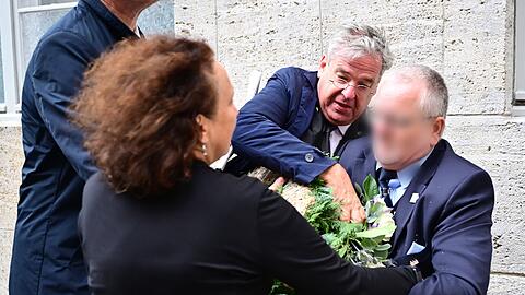 In der Gedenkst&auml;tte Deutscher Widerstand kommt es zu einem Handgemenge, als Tobias Korenke (Mitte), Gro&szlig;neffe Dietrich Bonhoeffers vor einer Gedenkveranstaltung der Bundesregierung versucht, einen Kranz der AfD zu entfernen.