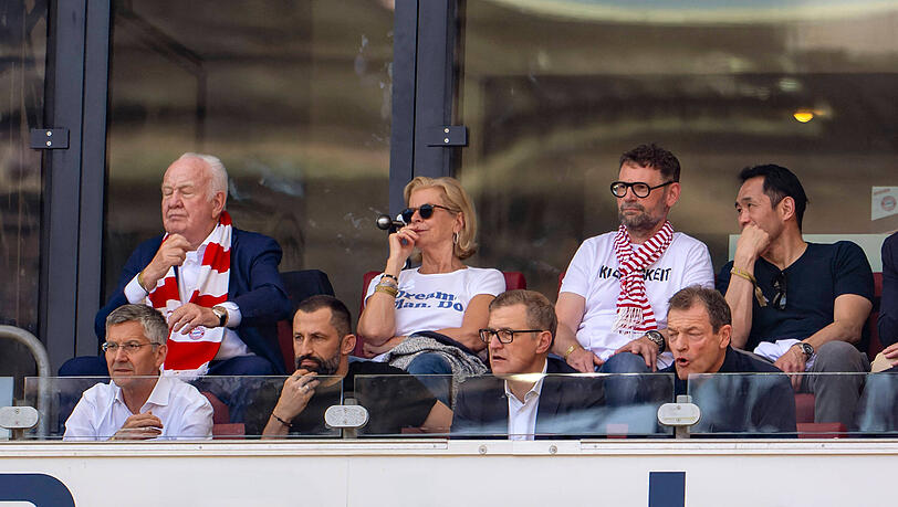 Saß beim Meisterschaftsfinale 2023 mit Präsident Herbert Hainer (links) und Jan-Christian Dreesen noch im Kölner Stadion auf der Tribüne: Hasan Salihamidzic (mitte). Saß beim Meisterschaftsfinale 2023 mit Präsident Herbert Hainer (links) und Jan-Christian Dreesen noch im Kölner Stadion auf der Tribüne: Hasan Salihamidzic (mitte).