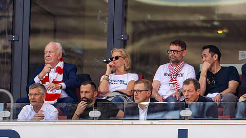 Saß beim Meisterschaftsfinale 2023 mit Präsident Herbert Hainer (links) und Jan-Christian Dreesen noch im Kölner Stadion auf der Tribüne: Hasan Salihamidzic (mitte). Saß beim Meisterschaftsfinale 2023 mit Präsident Herbert Hainer (links) und Jan-Christian Dreesen noch im Kölner Stadion auf der Tribüne: Hasan Salihamidzic (mitte).