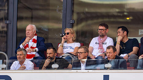 Sa&szlig; beim Meisterschaftsfinale 2023 mit Pr&auml;sident Herbert Hainer (links) und Jan-Christian Dreesen noch im K&ouml;lner Stadion auf der Trib&uuml;ne: Hasan Salihamidzic (mitte).