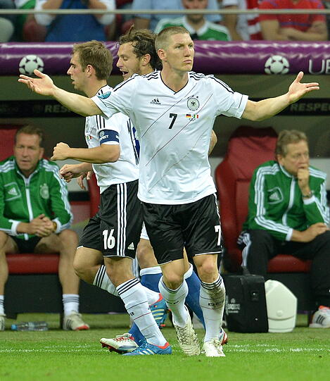 Resignierende Geste von Bastian Schweinsteiger.