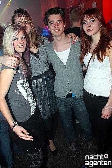Und die Nachtgalerie verwandelte sich zur größten Studentenbude der Stadt. Da hieß es nochmal so richtig die Sau rauslassen, bevor das Semester wieder losgeht: Die "Semester Feier Starter". Alle Bilder von dieser Party auf www.nachtagenten.de