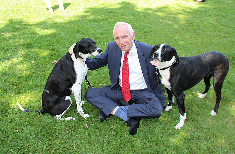 Hundefreund Wilfried Blume-Beyerle mit zwei Gast-Zamperln im Marienhof. Dort präsentiert der KVR-Chef die neue Kampagne &bdquo;Gut für Mensch und Hund".