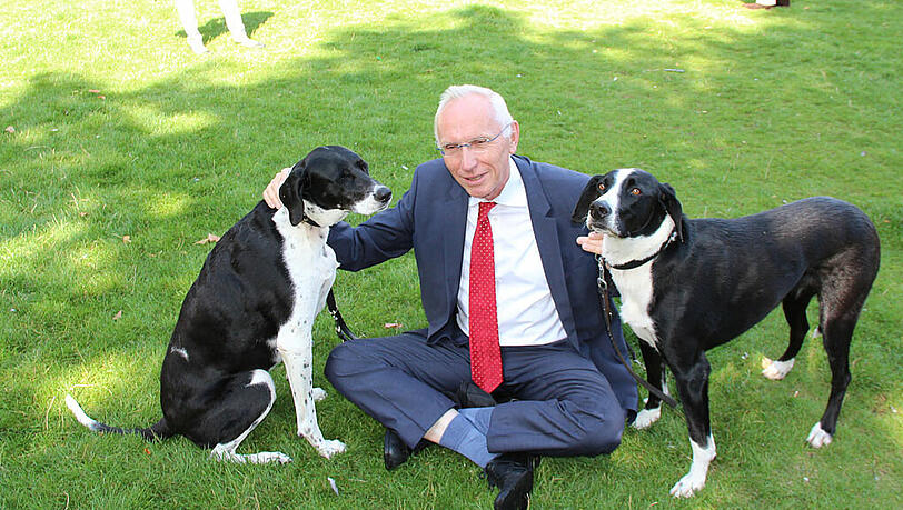 Hundefreund Wilfried Blume-Beyerle mit zwei Gast-Zamperln im Marienhof. Dort präsentiert der KVR-Chef die neue Kampagne „Gut für Mensch und Hund". Hundefreund Wilfried Blume-Beyerle mit zwei Gast-Zamperln im Marienhof. Dort präsentiert der KVR-Chef die neue Kampagne „Gut für Mensch und Hund".