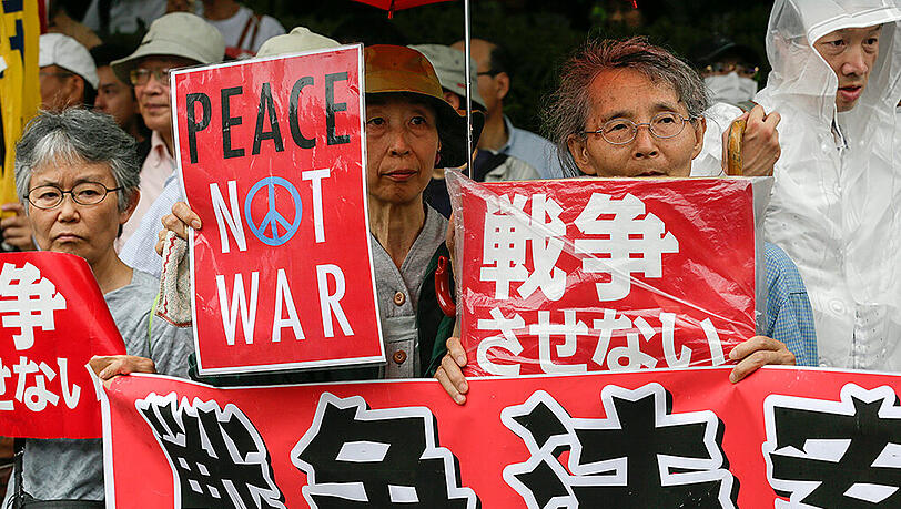 Tausende Menschen in Japan protestierten gegen die Abstimmung. Tausende Menschen in Japan protestierten gegen die Abstimmung.