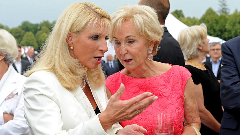 Karin Söder (links), Ehefrau des bayerischen Ministerpräsidenten im Gespräch mit Karin Stoiber, Ehefrau des bayerischen Ex-Ministerpräsidenten Stoiber.