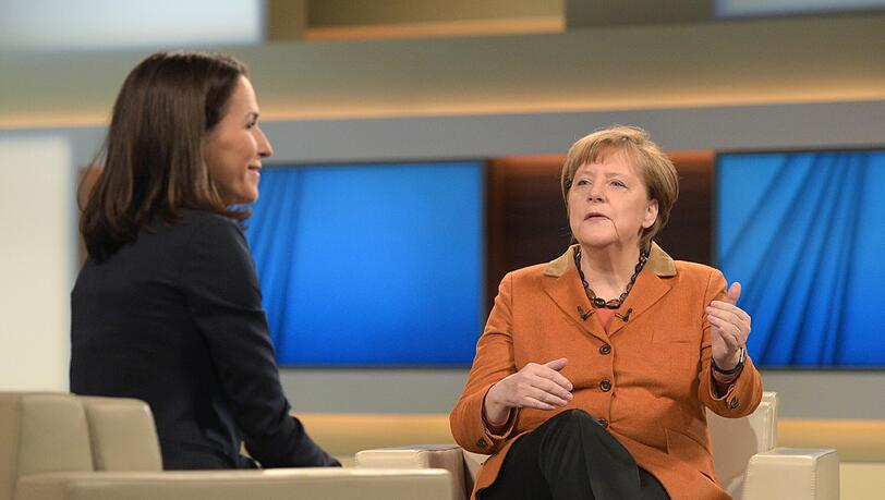Im Berliner Filmstudio Adlershof: Bundeskanzlerin Angela Merkel und Moderatorin Anne Will. Im Berliner Filmstudio Adlershof: Bundeskanzlerin Angela Merkel und Moderatorin Anne Will.