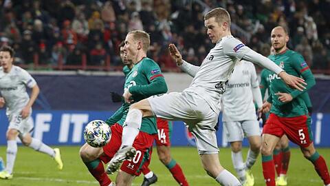 Sven Bender (M) sorgte mit seinem Tor zum 2:0 für die Entscheidung beim Bayer-Sieg in Moskau.