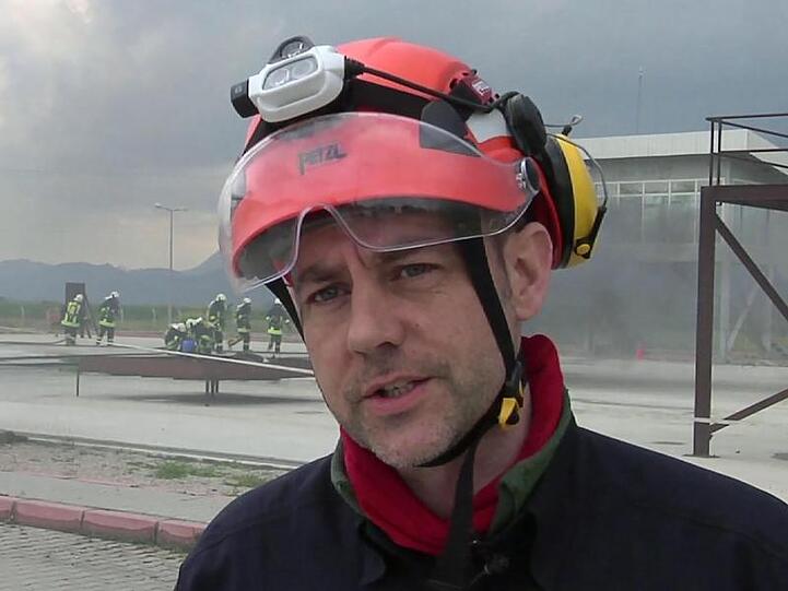 James Le Mesurier, Gründer der syrischen Rettungsorganisation Weißhelme, bei einem Gespräch mit Journalisten bei einer Übung in der Südtürkei.