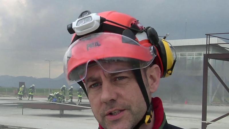 James Le Mesurier, Gründer der syrischen Rettungsorganisation Weißhelme, bei einem Gespräch mit Journalisten bei einer Übung in der Südtürkei. James Le Mesurier, Gründer der syrischen Rettungsorganisation Weißhelme, bei einem Gespräch mit Journalisten bei einer Übung in der Südtürkei.