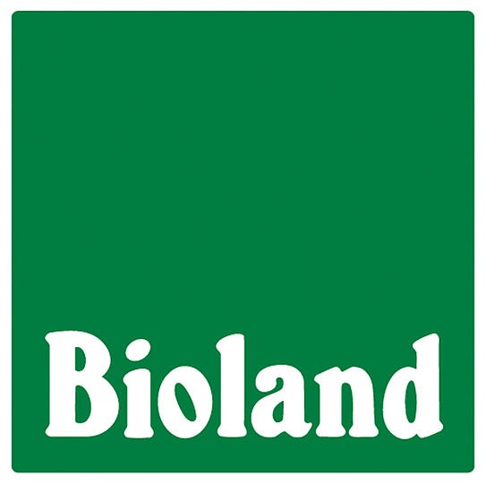 Bioland: Gleiche Fütterung wie bei Naturland-Kühen. Auch bei der Enthornung gelten die gleichen Regeln, empfohlen werden genetisch hornlose Rinderrassen. Anbindehaltung ist außer in Kleinbetrieben verboten. Die Kälber bleiben mindestens einen Tag bei der Mutter.