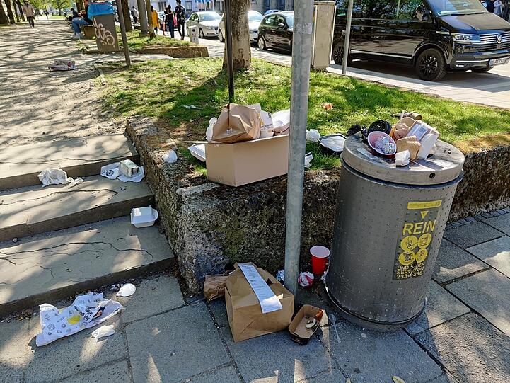 An der Arcis-/Ecke Theresienstraße sammeln sich Becher und Tüten.